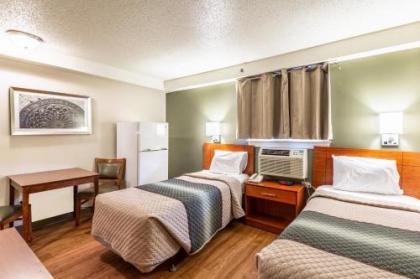 HomeTowne Studios by Red Roof Louisville - image 3