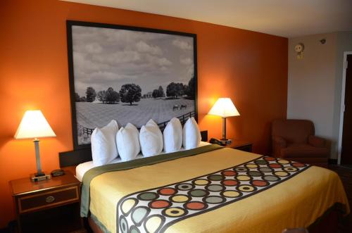 Super 8 by Wyndham Louisville/Expo Center - image 2