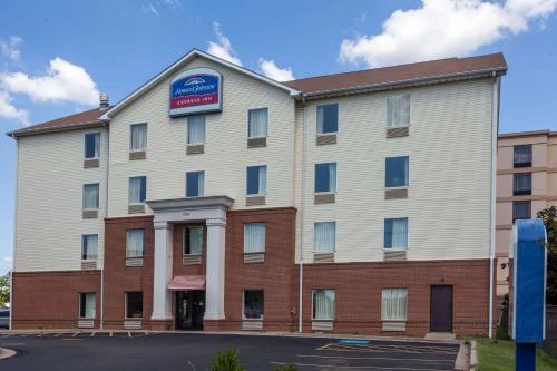 Howard Johnson by Wyndham Airport - main image