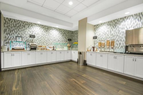 Embassy Suites Louisville Downtown - image 2