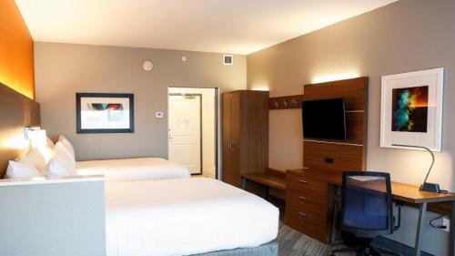 Holiday Inn Express & Suites Downtown Louisville an IHG Hotel - image 2