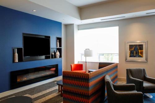 Holiday Inn Express & Suites Downtown Louisville an IHG Hotel - image 3