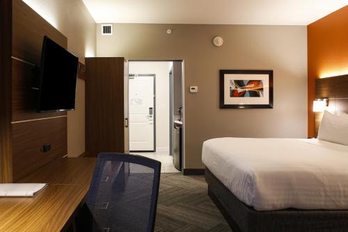 Holiday Inn Express & Suites Downtown Louisville an IHG Hotel - image 4