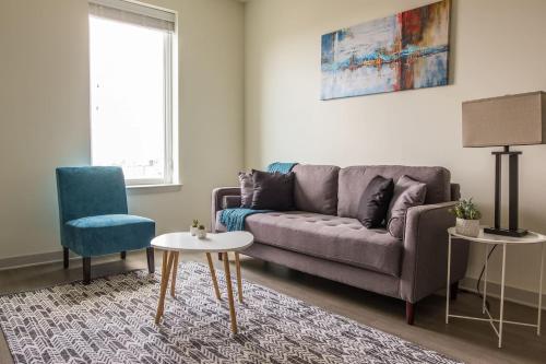Frontdesk Main & Clay Apts Near Louisville Slugger Field NuLu - image 2