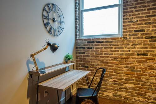Frontdesk 111 W Main St Apts Downtown Louisville - image 2