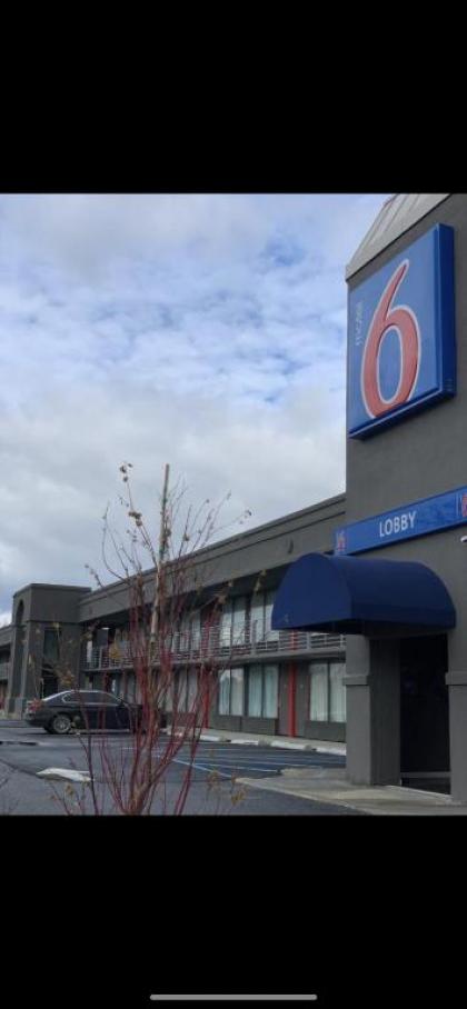 Motel 6 Louisville Ky- Airport/ Fair Expo - image 9
