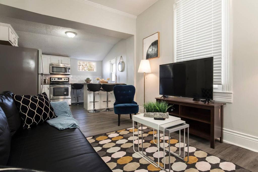 Louisville Dream House 4BR 2BA great for groups - main image