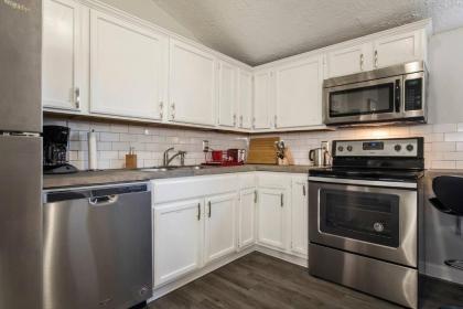 Louisville Dream House 4BR 2BA great for groups - image 11