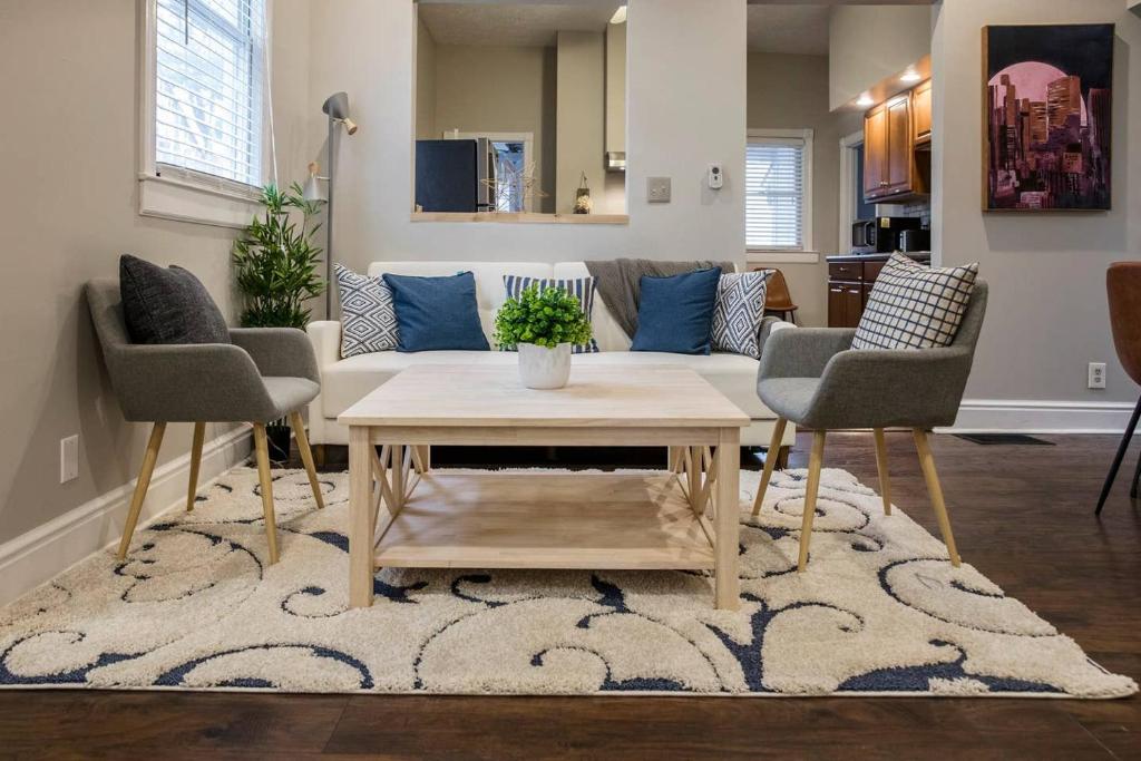 Gorgeous 3BR 2BA on Frankfort by Cozysuites - main image