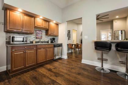 Gorgeous 3BR 2BA on Frankfort by Cozysuites - image 15