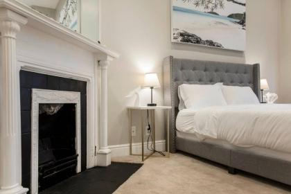 Gorgeous 3BR 2BA on Frankfort by Cozysuites - image 2
