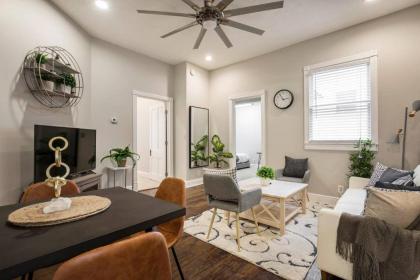 Gorgeous 3BR 2BA on Frankfort by Cozysuites - image 3