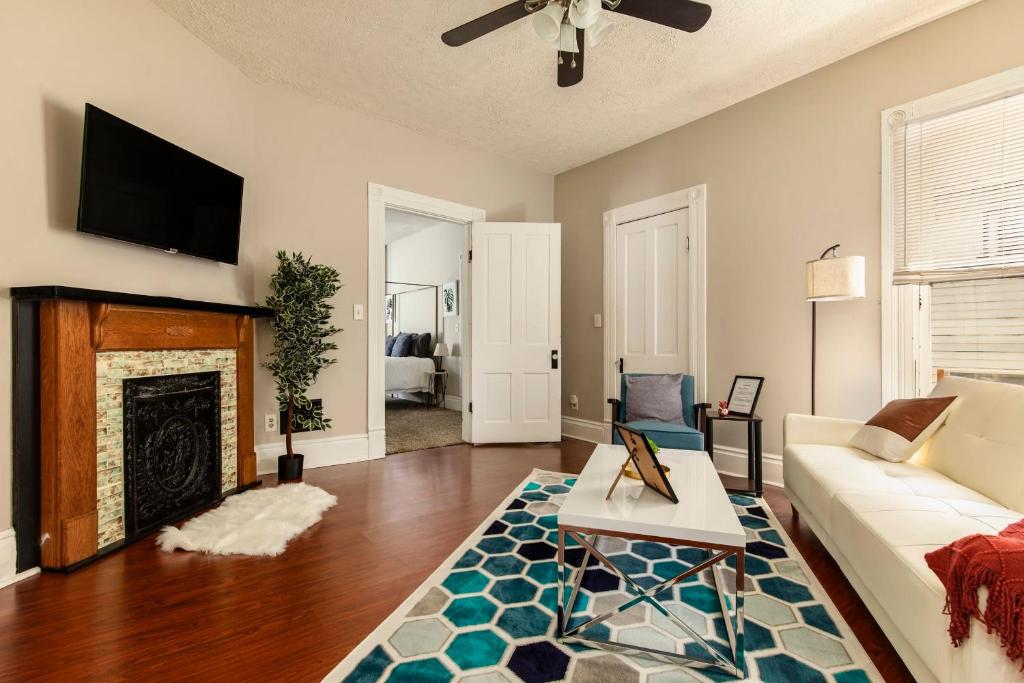 Stylish Restored 2BR House on Frankfort Ave by CozySuites - image 2