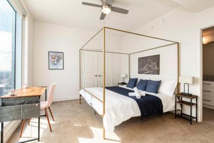King Louis Luxurious 2BR Penthouse with balcony by CozySuites - image 11