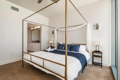 King Louis Luxurious 2BR Penthouse with balcony by CozySuites - image 16