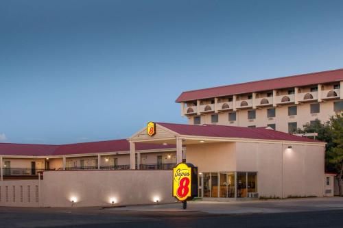 Super 8 by Wyndham Lubbock Civic Center North - main image