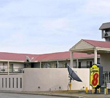Super 8 by Wyndham Lubbock Civic Center North - image 3