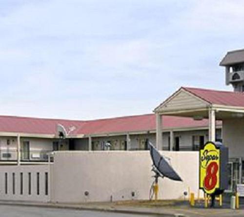 Super 8 by Wyndham Lubbock Civic Center North - image 3