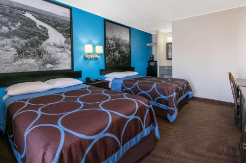 Super 8 by Wyndham Lubbock Civic Center North - image 5