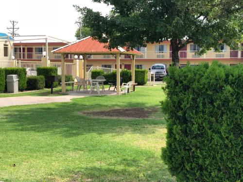 Lone Star Inn - image 3
