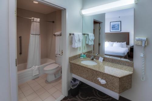 Ashmore Inn and Suites Lubbock - image 5