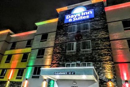 Days Inn & Suites by Wyndham Lubbock Medical Center - image 2