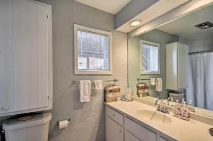 Lubbock Townhome with Grill -5 Mins to TTU and Downtown - image 5