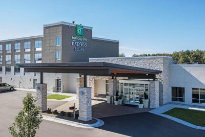 Holiday Inn Express & Suites Ludington an IHG Hotel