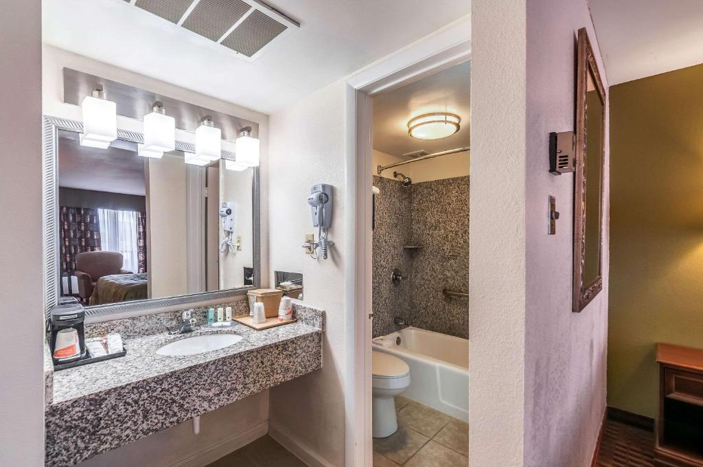 Quality Inn - image 3