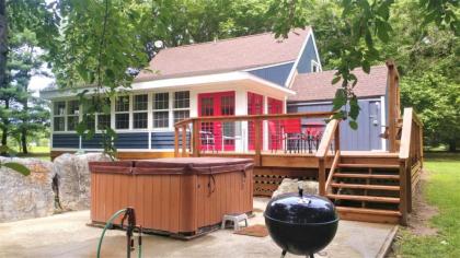 Christophers Riverside Cabin - image 4