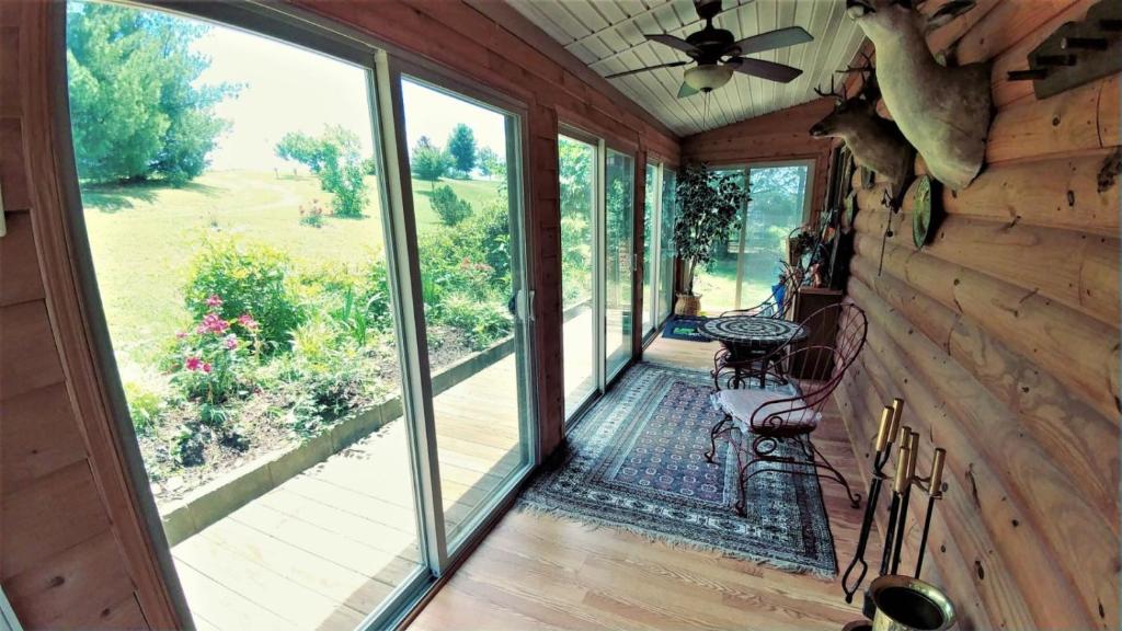 A Lazy River Cabin - image 5