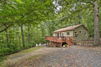 Secluded Luray Cabin with BBQ 11mi to Caverns!