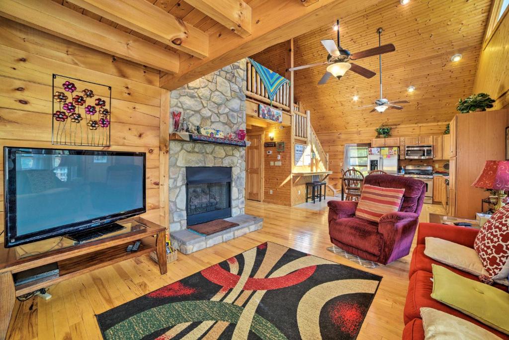 Garnerland in Luray Pet-Friendly Log Cabin with Porch - main image