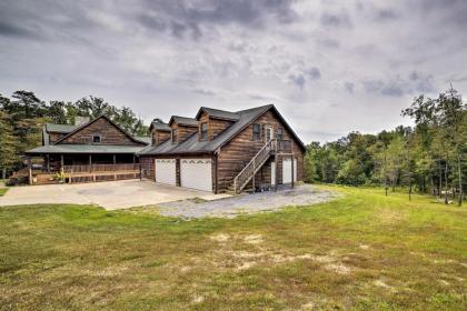 Garnerland in Luray Pet-Friendly Log Cabin with Porch - image 2