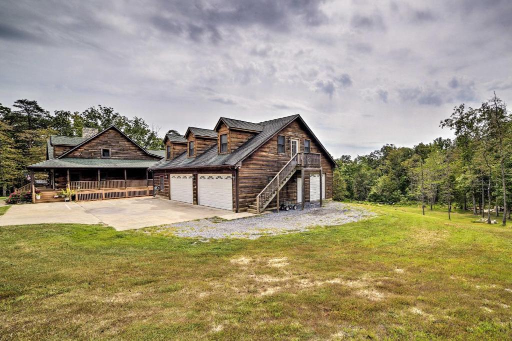 Garnerland in Luray Pet-Friendly Log Cabin with Porch - image 2