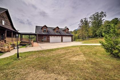 Garnerland in Luray Pet-Friendly Log Cabin with Porch - image 3