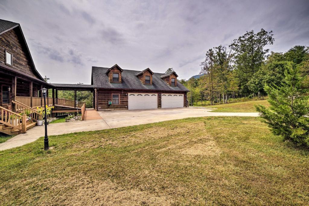 Garnerland in Luray Pet-Friendly Log Cabin with Porch - image 3