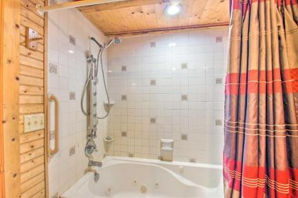 Garnerland in Luray Pet-Friendly Log Cabin with Porch - image 6