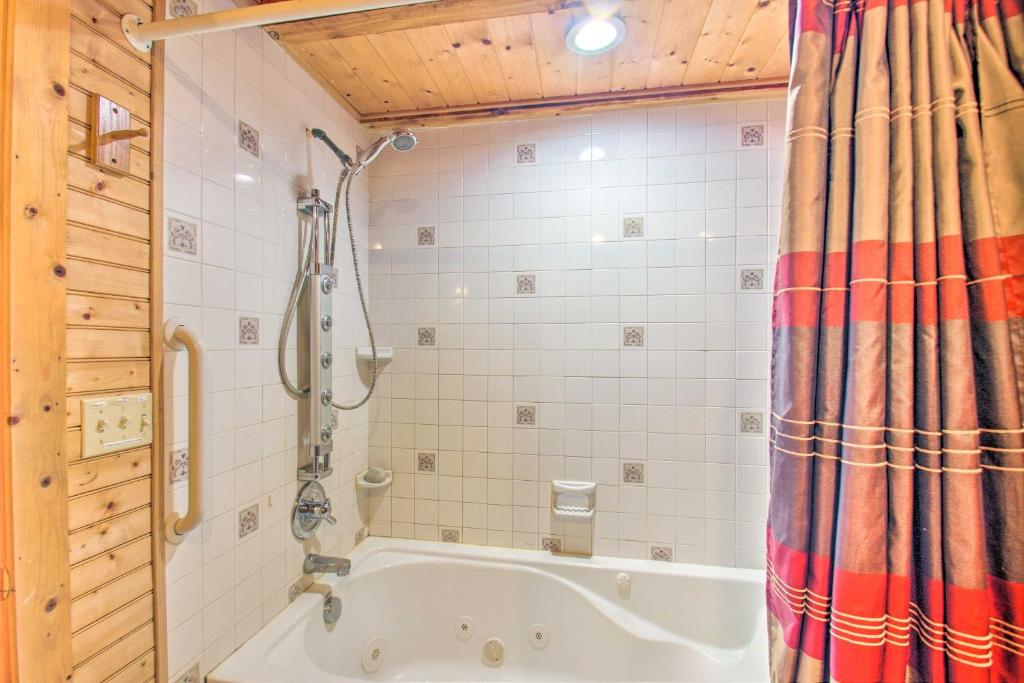 Garnerland in Luray Pet-Friendly Log Cabin with Porch - image 6