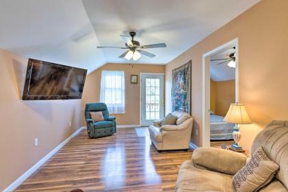 Pet-Friendly Guest House with Fire Pit and Forest View - image 5