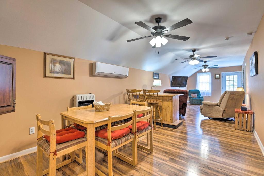 Pet-Friendly Guest House with Fire Pit and Forest View - image 7