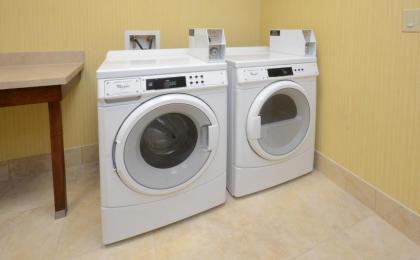 Hampton Inn and Suites Lynchburg - image 9