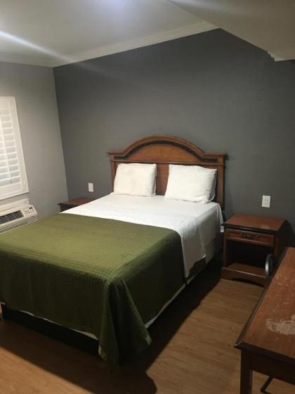 Town House Motel - image 10