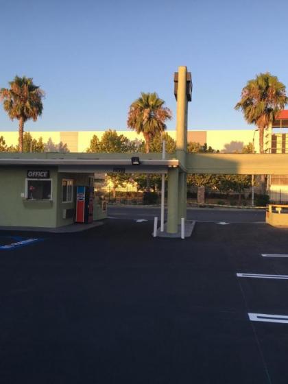 Town House Motel - image 14