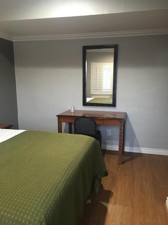 Town House Motel - image 2