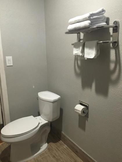 Town House Motel - image 5