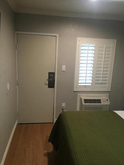 Town House Motel - image 6