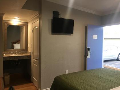 Town House Motel - image 7