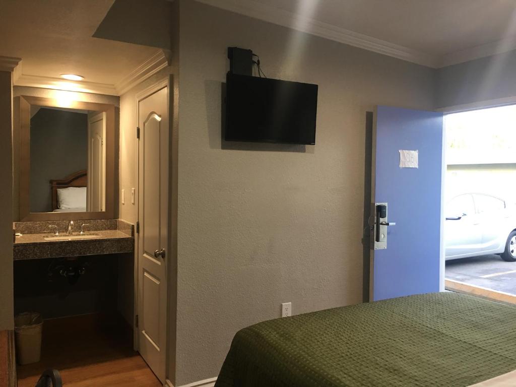 Town House Motel - image 7