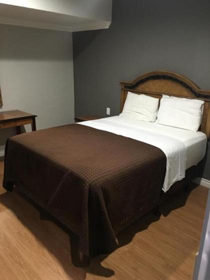 Town House Motel - image 8